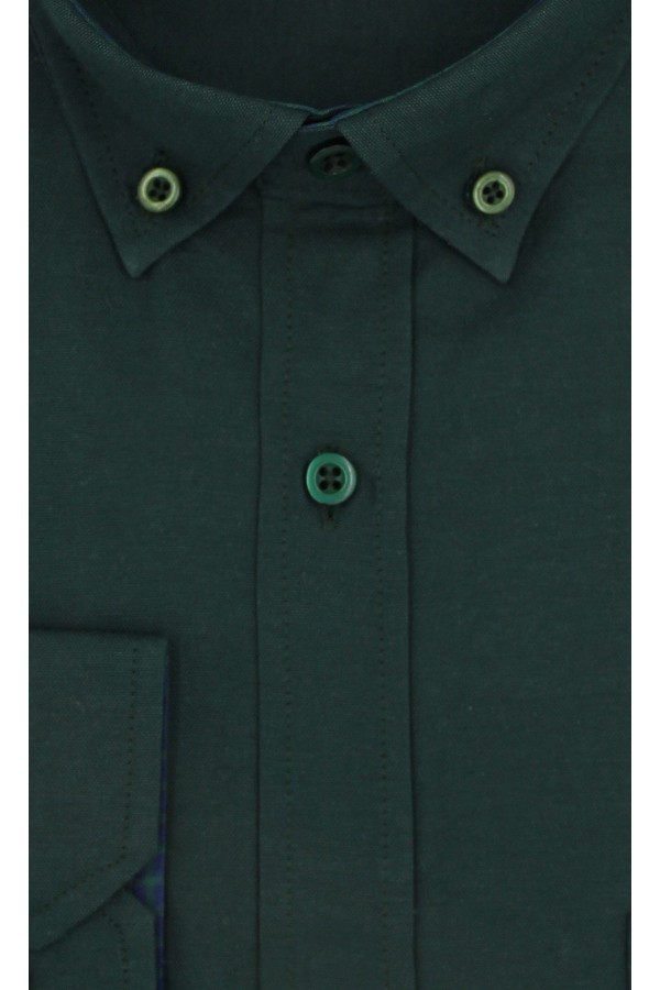 La pupa σκούρο πράσινο πουκάμισο με τσεπάκι