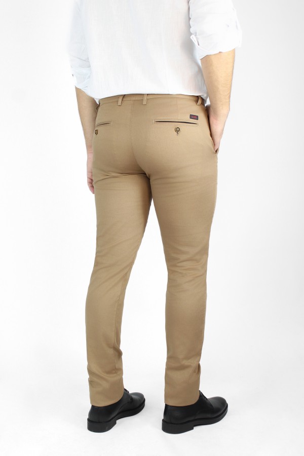 Ανδρικό καφέ παντελόνι τύπου τσίνο slim fit