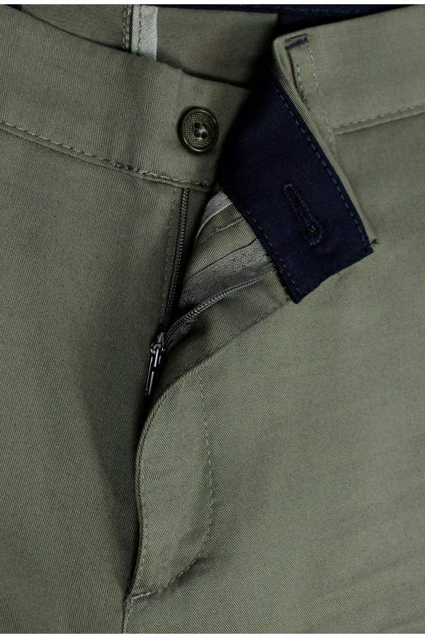 Ανδρικό χακί παντελόνι τύπου τσίνο slim fit