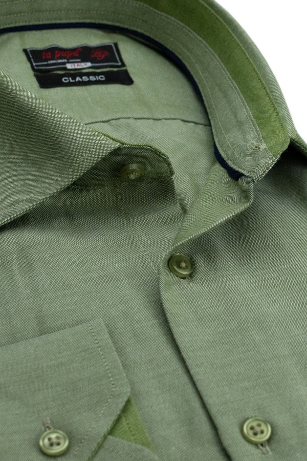 La pupa σκούρο πράσινο πουκάμισο