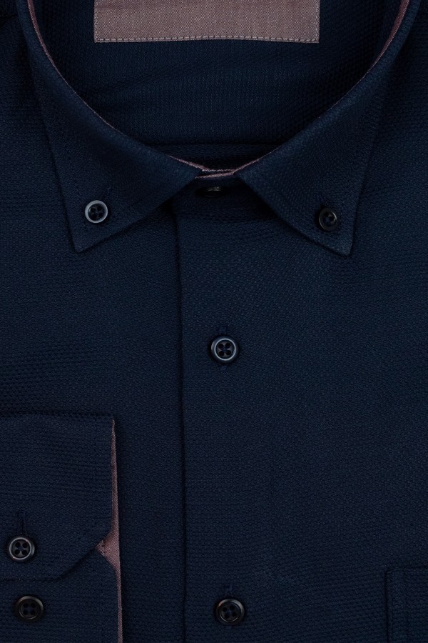 La pupa σκούρο μπλε πουκάμισο με σχέδιο ύφανσης