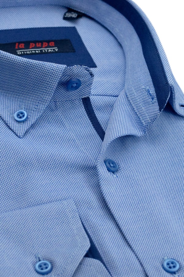 La pupa γαλάζιο πουκάμισο με σχέδιο ύφανσης