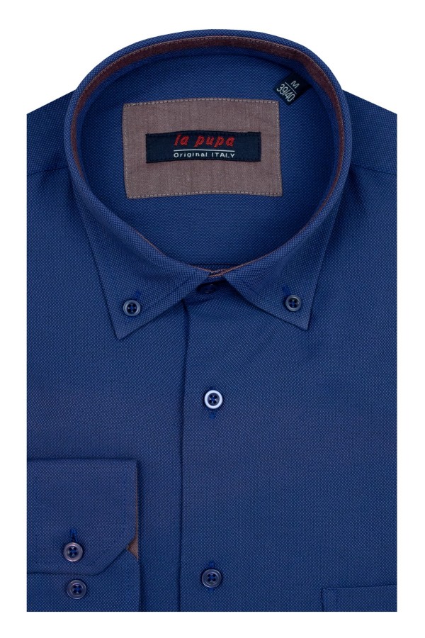 La pupa μπλε πουκάμισο με σχέδιο ύφανσης