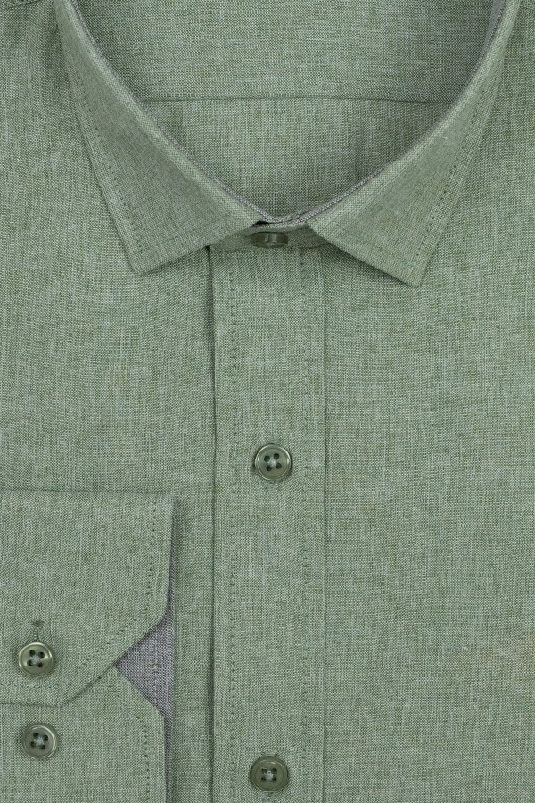 La pupa πράσινο πουκάμισο με λεπτομέρεια