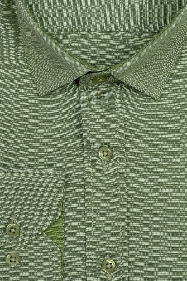 La pupa σκούρο πράσινο πουκάμισο με λεπτομέρεια