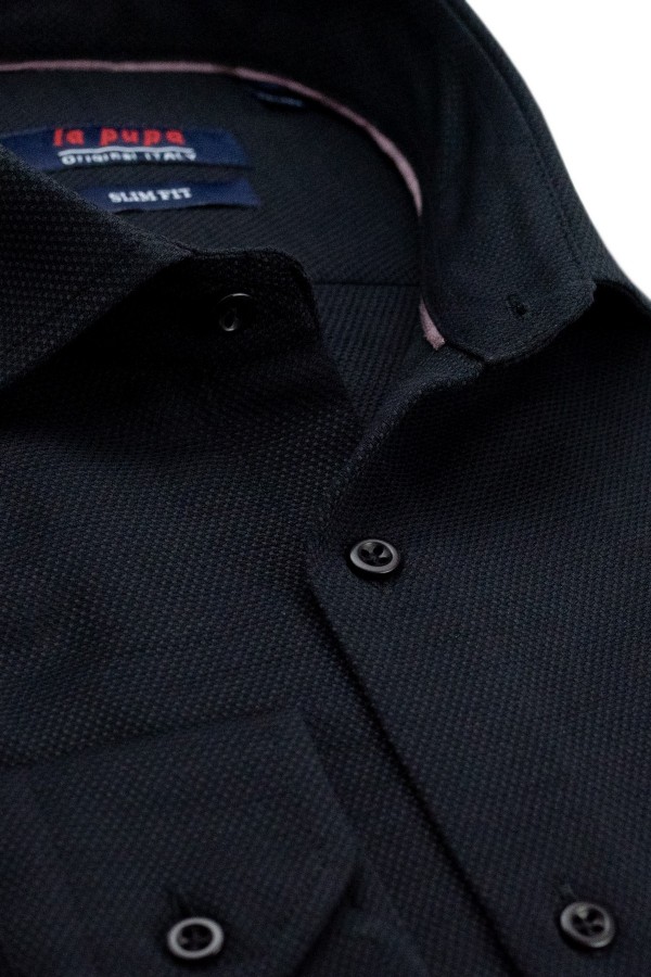 La pupa μαύρο πουκάμισο με σχέδιο ύφανσης