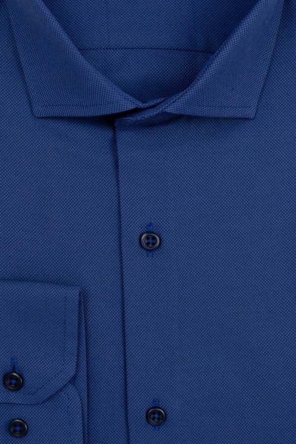 La pupa μπλε πουκάμισο με σχέδιο ύφανσης